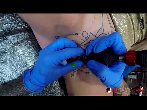 ❤️ Ekstreme tatuita varmulo Sully Savage ricevis tatuon sur sia klitoro ❤️ Rusia porno ĉe eo.myteporn.ru